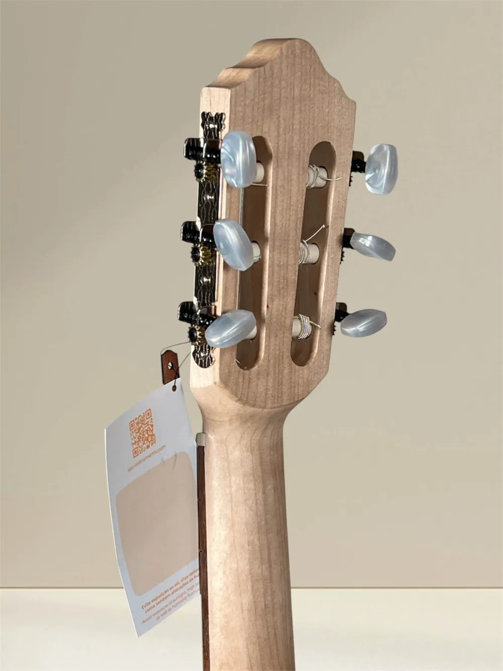 APC GC CW Guitarlele aus vollmassiver Akazie mit Cutaway – Kopfansicht von hinten