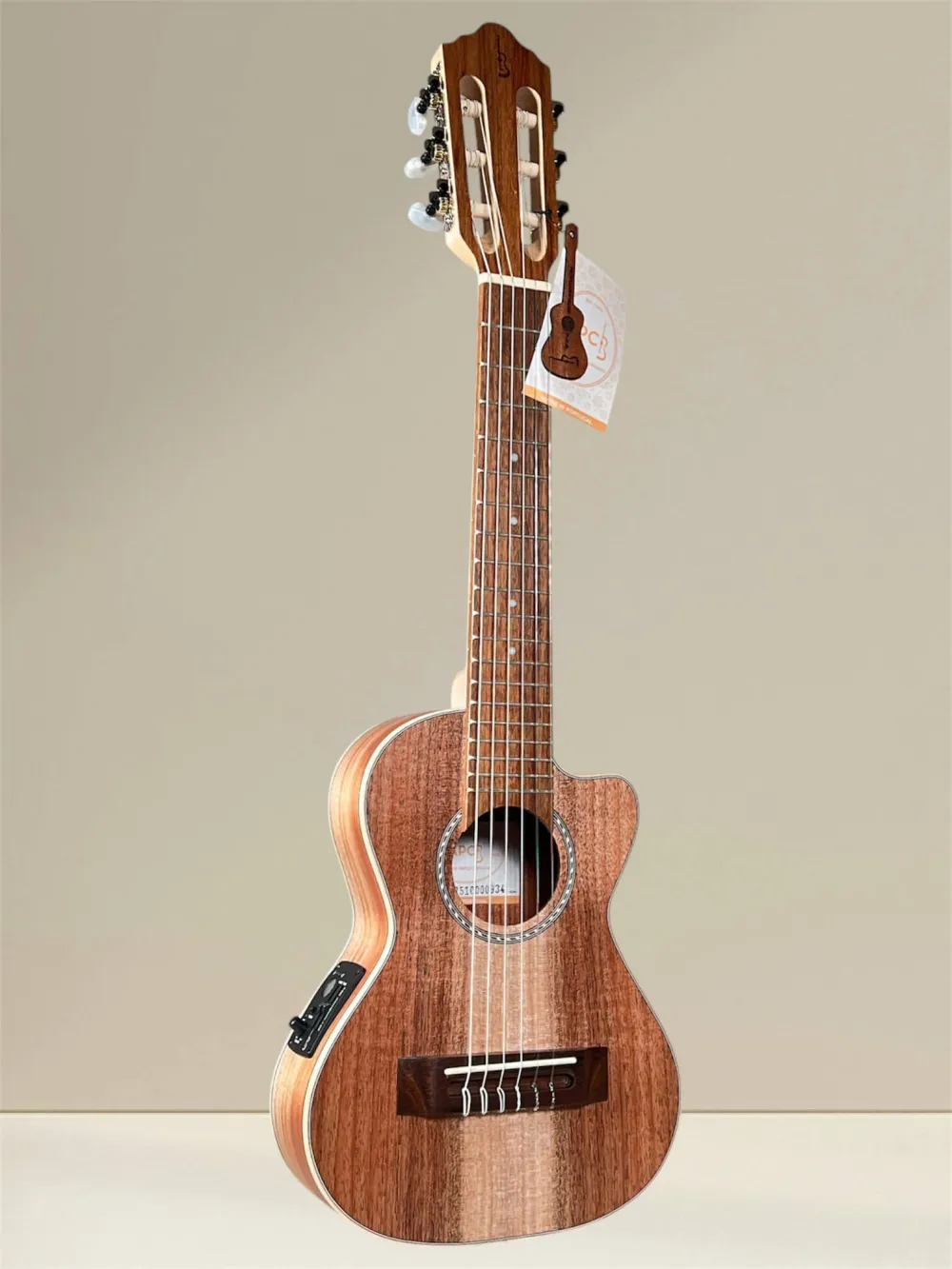 APC GC CW Guitarlele aus vollmassiver Akazie mit Cutaway – Vorderansicht