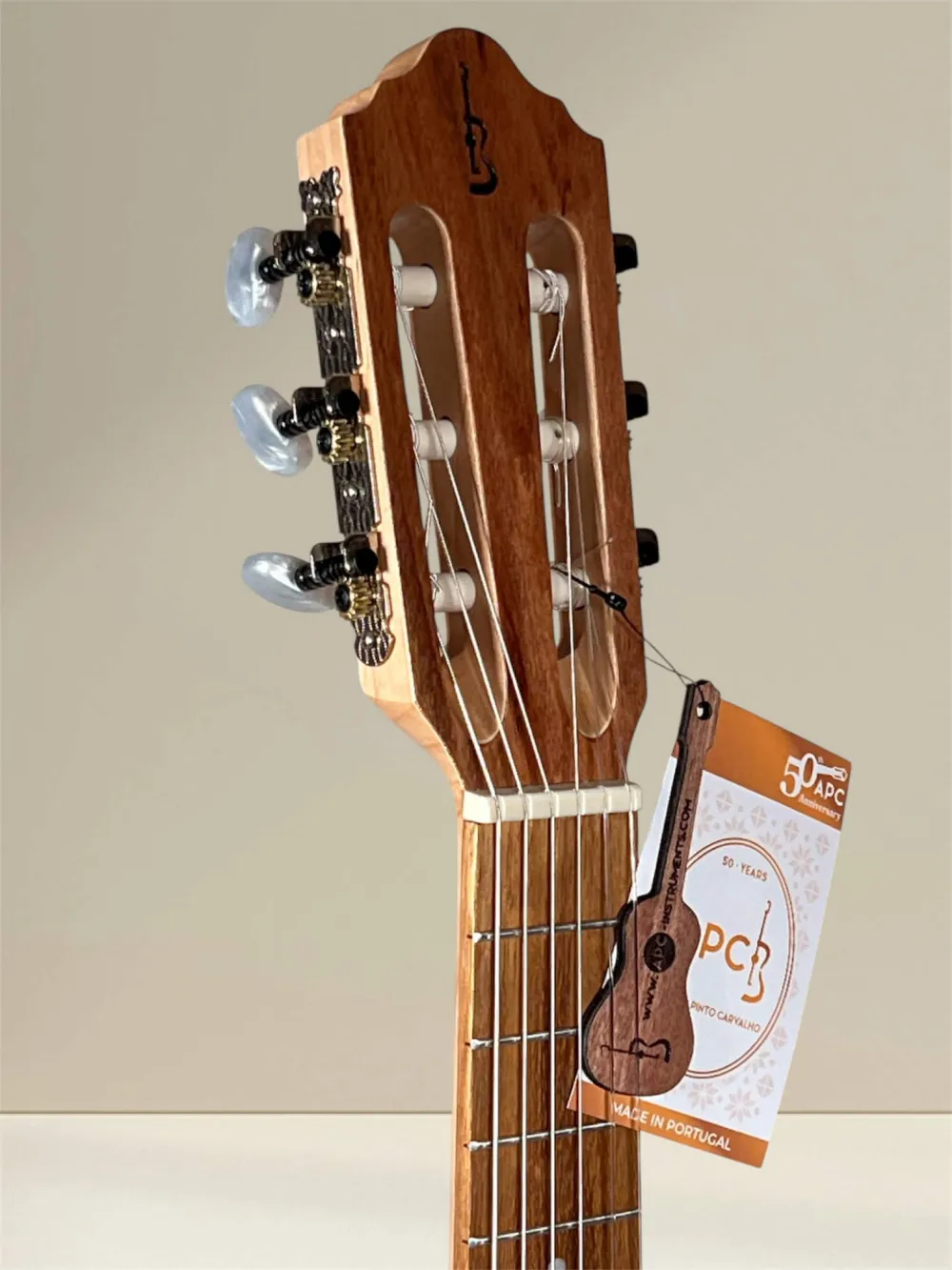 APC GS Guitarlele Modell Simple aus vollmassiver Akazie – Kopfansicht mit Logo