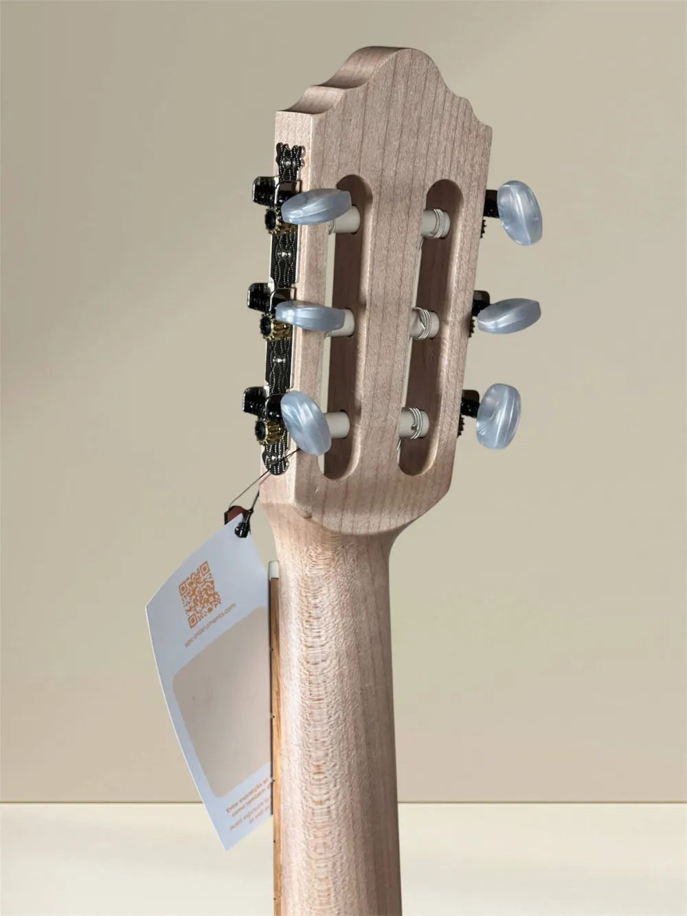 APC GT GW Guitalele aus massiver Koa-Akazie mit Cutaway und Preamp – Kopfansicht hinten