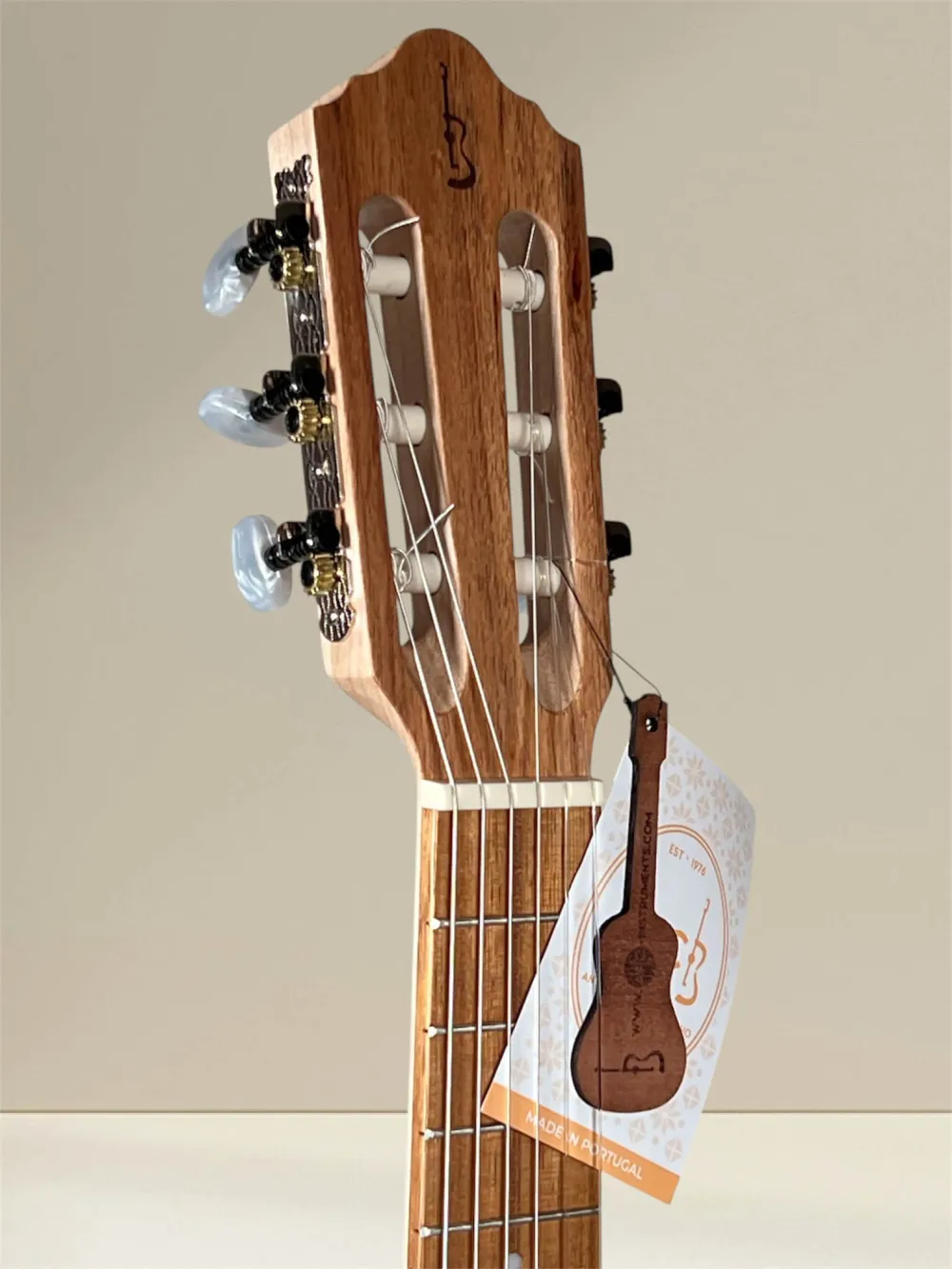 APC GT GW Guitalele aus massiver Koa-Akazie mit Cutaway und Preamp – Kopfansicht vorne mit Logo