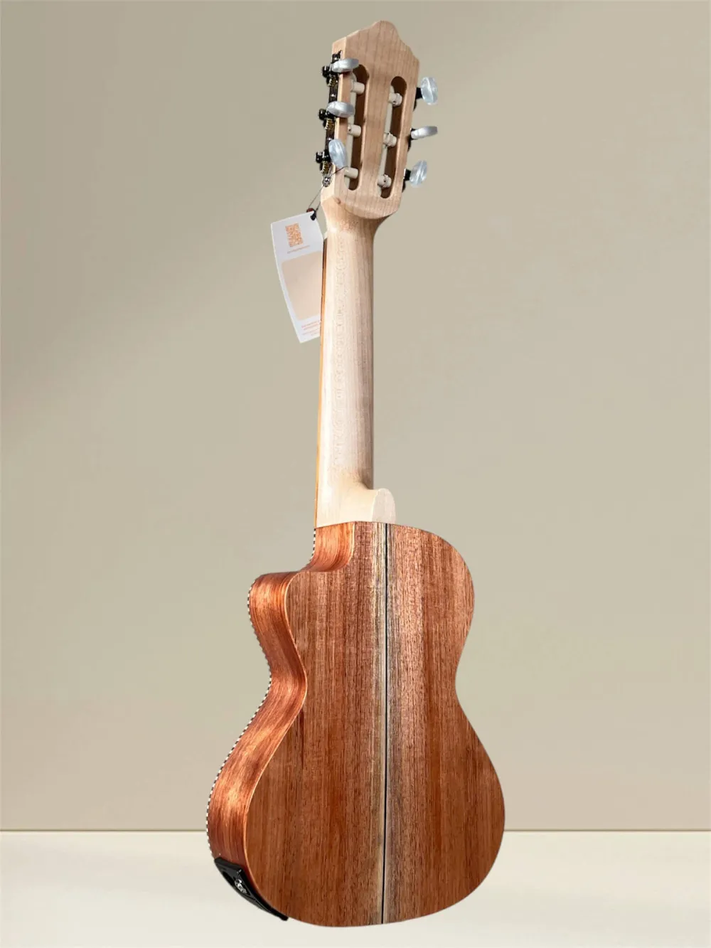 APC GT GW Guitalele aus massiver Koa-Akazie mit Cutaway und Preamp – Rückansicht