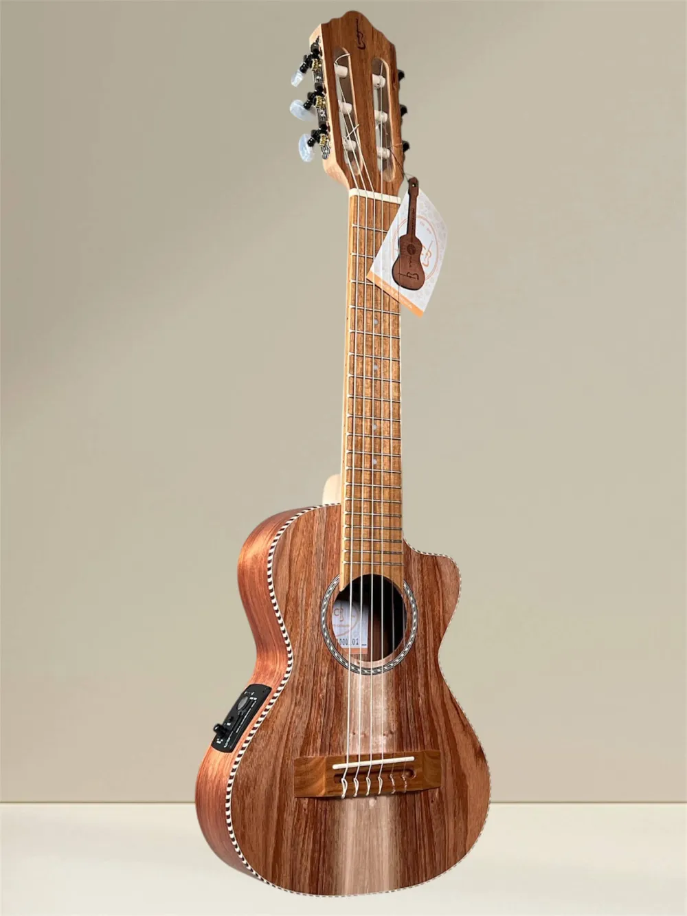 APC GT GW Guitalele aus massiver Akazie mit Cutaway und Preamp – Vorderansicht