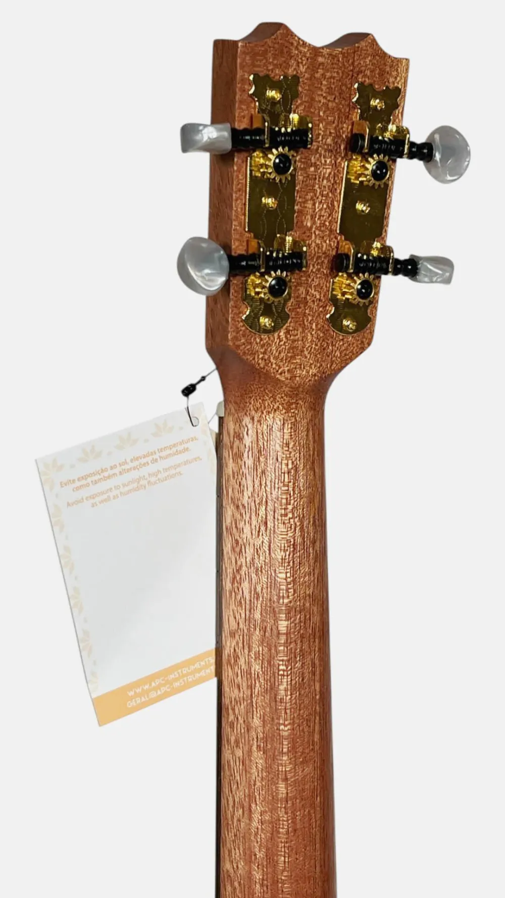 Kopfansicht hinten mit Mechaniken der handgefertigten APC Luthier Ukulele LG T MP Kopfansicht hinten mit Mechaniken der handgefertigten APC Luthier Ukulele LG T MP