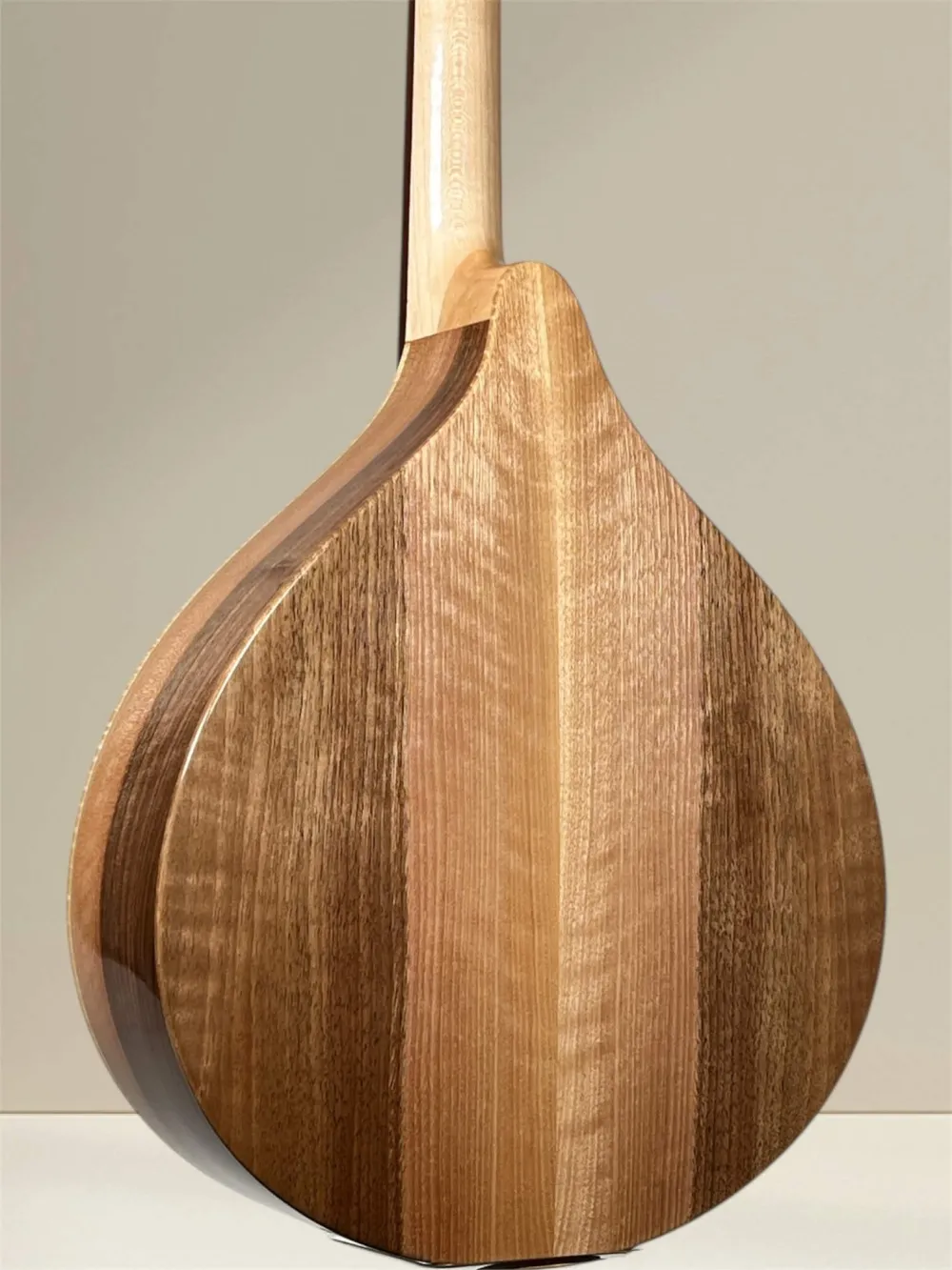 Bodenansicht des ARIS Artist Irish Bouzouki mit Nussbaum Massivholz