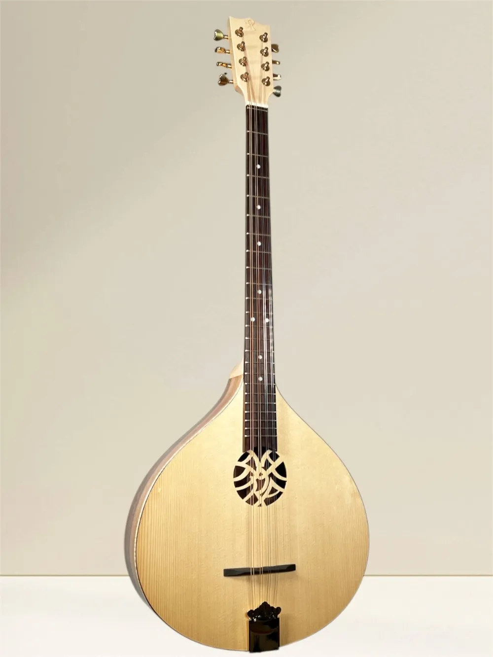 Vorderansicht des ARIS Artist Irish Bouzouki mit Fichtendecke