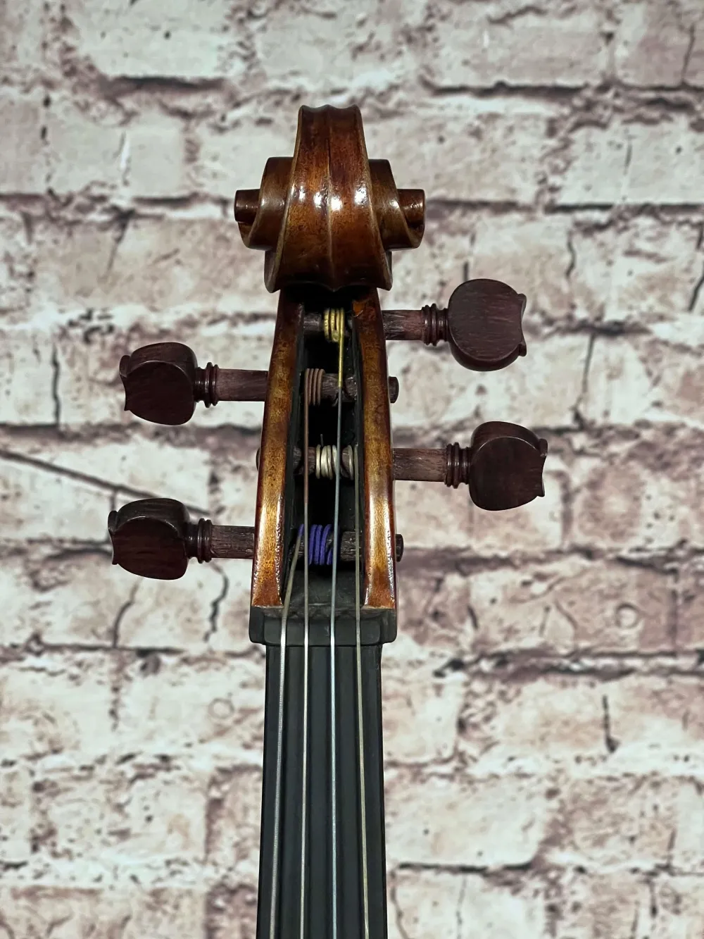 Schnecke-vorne-Detailansicht einer Barock Bratsche (Viola) Modell Gamba Handarbeit aus Ungarn gebaut 2021