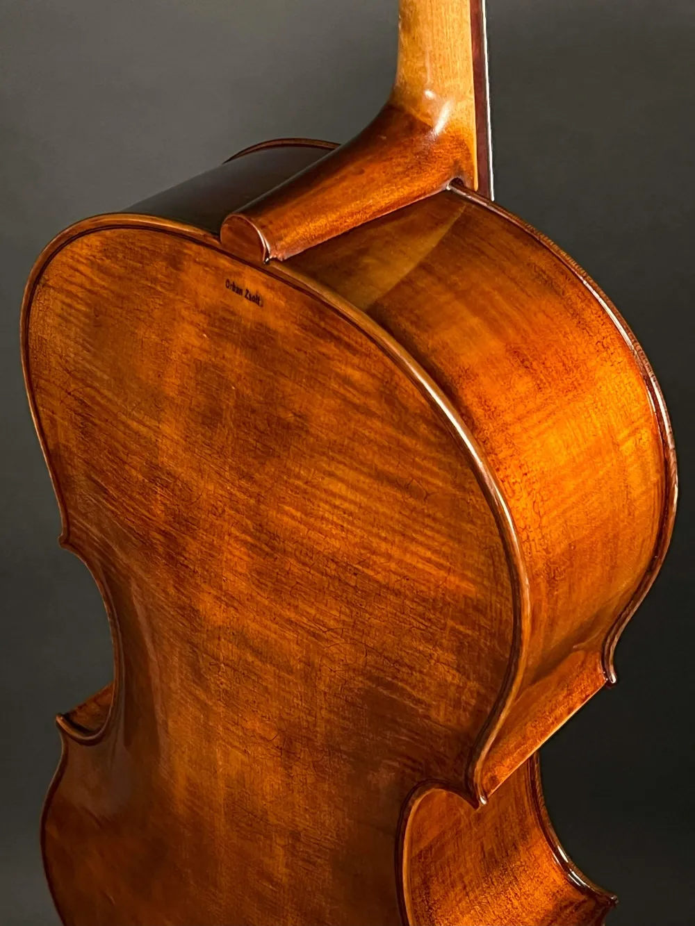 Halsansatzansicht hinten eines Orbán Zsolt 4-Saiter Barock Cello (Violoncello) Handarbeit aus Ungarn gebaut 2023