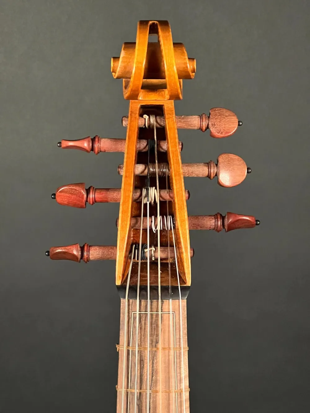 Schnecke-vorne-Detailansicht einer Bivaj Art 6-Saitige Bass Viola da Gamba Handarbeit aus Siebenbürgen gebaut 2021