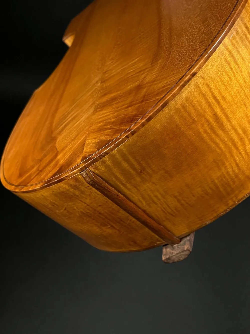 Unten-Detailansicht einer Bivaj Art 6-Saitige Bass Viola da Gamba Handarbeit aus Siebenbürgen gebaut 2021
