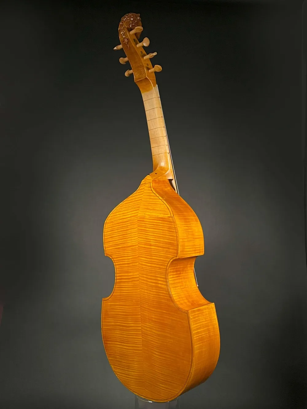 Frontansicht seitlich einer Bakos András 7-Saitige Bass Tenor Viola da Gamba Handarbeit aus Siebenbürgen gebaut 2023