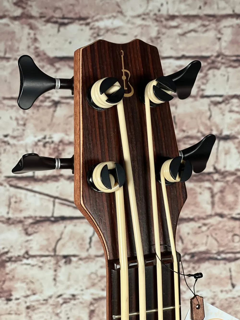 Kopf-oben-Detailansicht einer APC Bass Ukulele Modell Traditional, Handarbeit aus Portugal