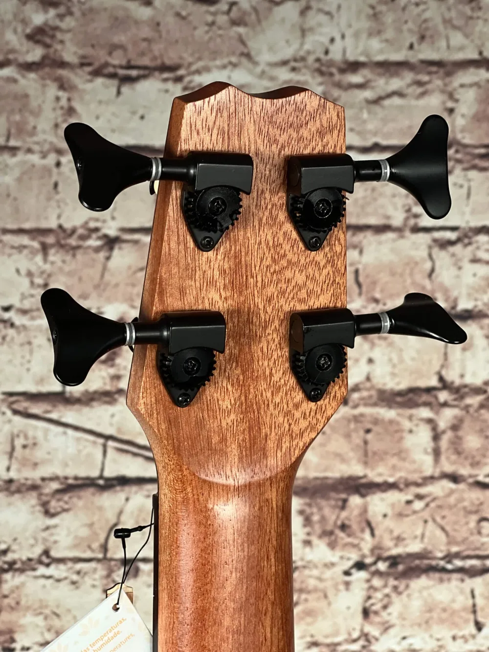Kopf-unten-Detailansicht einer APC Bass Ukulele Modell Traditional, Handarbeit aus Portugal