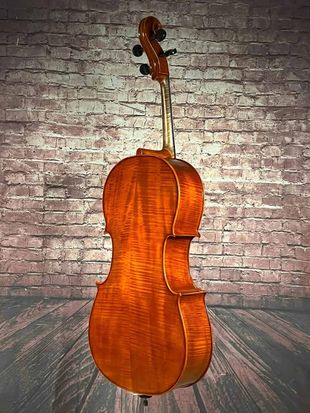 Hinter-Zarge-Ansicht eines Bucur Ioan Stradivarius linkshänder Modell Cello (Violoncello) Handarbeit 2023