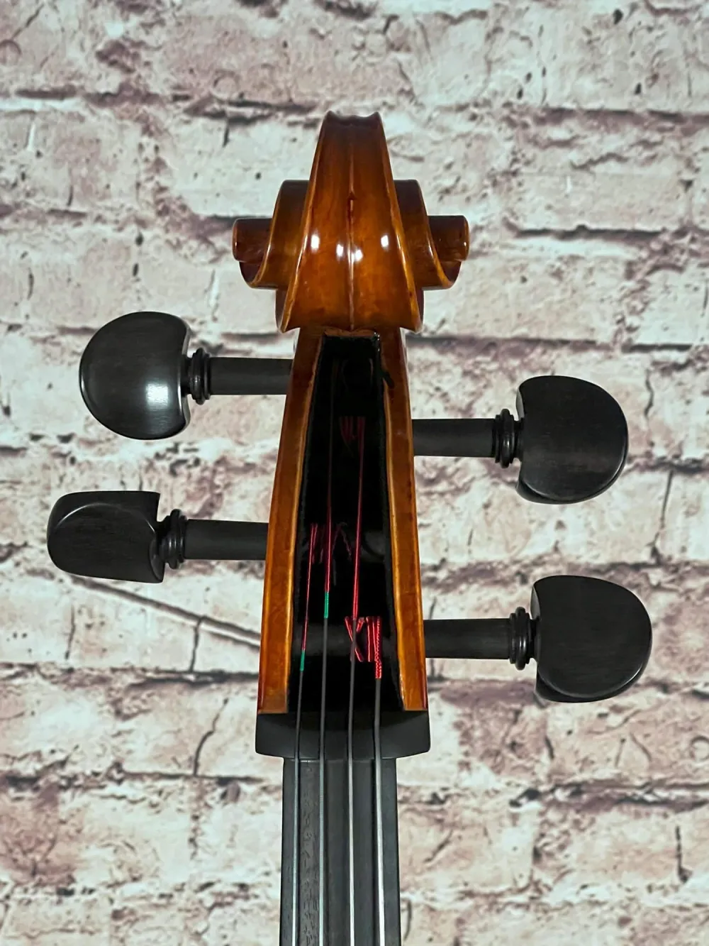 Schnecke-vorne-Ansicht eines Bucur Ioan Stradivarius linkshänder Modell Cello (Violoncello) Handarbeit 2023