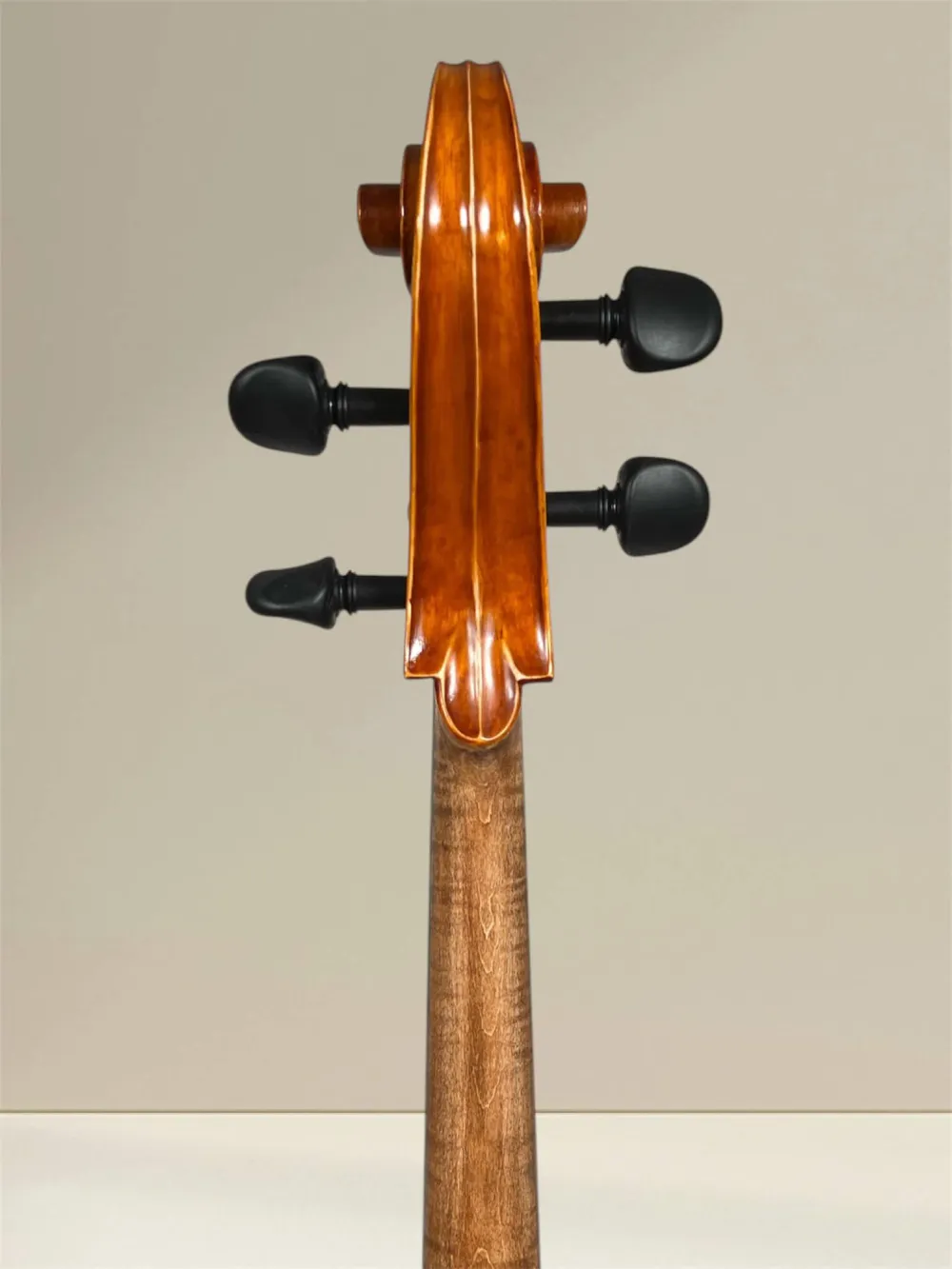 Bucur Ioan linkshänder 4/4 Cello (Violoncello) Stradivarius Modell, Schneckenansicht-hinten Bucur Ioan linkshänder 4/4 Cello (Violoncello) Stradivarius Modell, Schneckenansicht-hinten