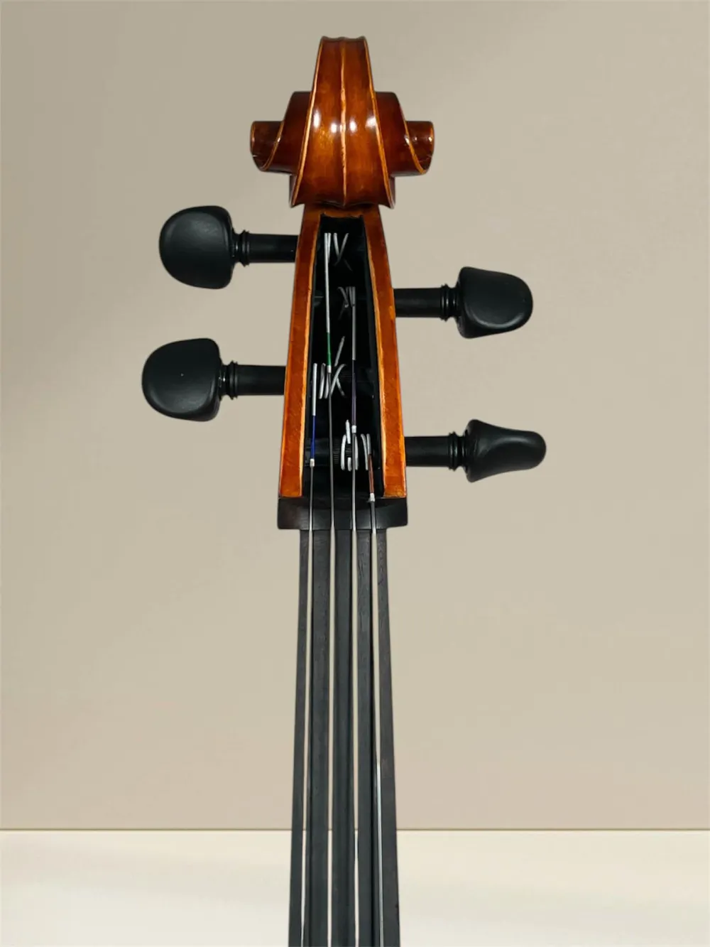 Bucur Ioan linkshänder 4/4 Cello (Violoncello) Stradivarius Modell, Schneckenansicht-vorne Bucur Ioan linkshänder 4/4 Cello (Violoncello) Stradivarius Modell, Schneckenansicht-vorne