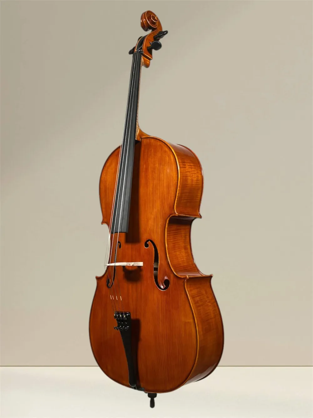Bucur Ioan linkshänder 4/4 Cello (Violoncello) Stradivarius Modell, Vorderansicht-seitlich Bucur Ioan linkshänder 4/4 Cello (Violoncello) Stradivarius Modell, Vorderansicht-seitlich