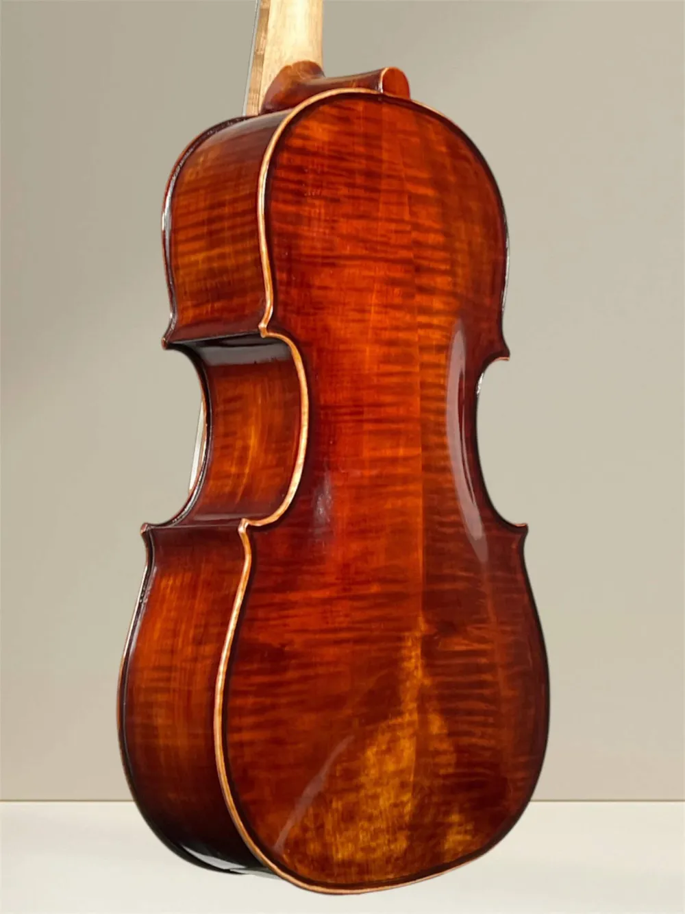 Cello da Spalla, viola Pompoza – handgefertigt von Simon Csaba 2025, Siebenbürgen – Bodenansicht, seitlich Cello da Spalla, viola Pompoza – handgefertigt von Simon Csaba 2025, Siebenbürgen – Bodenansicht, seitlich