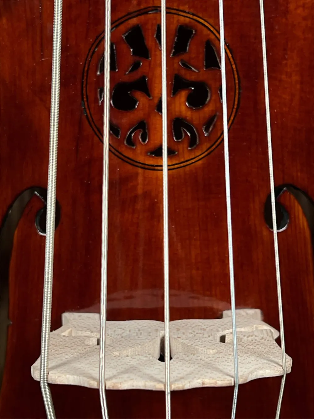 Cello da Spalla, viola Pompoza – handgefertigt von Simon Csaba 2025, Siebenbürgen – Rosetteansicht Cello da Spalla, viola Pompoza – handgefertigt von Simon Csaba 2025, Siebenbürgen – Rosetteansicht