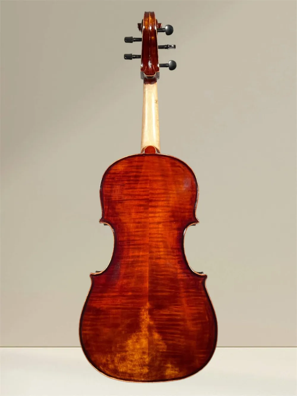 Cello da Spalla, viola Pompoza – handgefertigt von Simon Csaba 2025, Siebenbürgen – Rückansicht Cello da Spalla, viola Pompoza – handgefertigt von Simon Csaba 2025, Siebenbürgen – Rückansicht