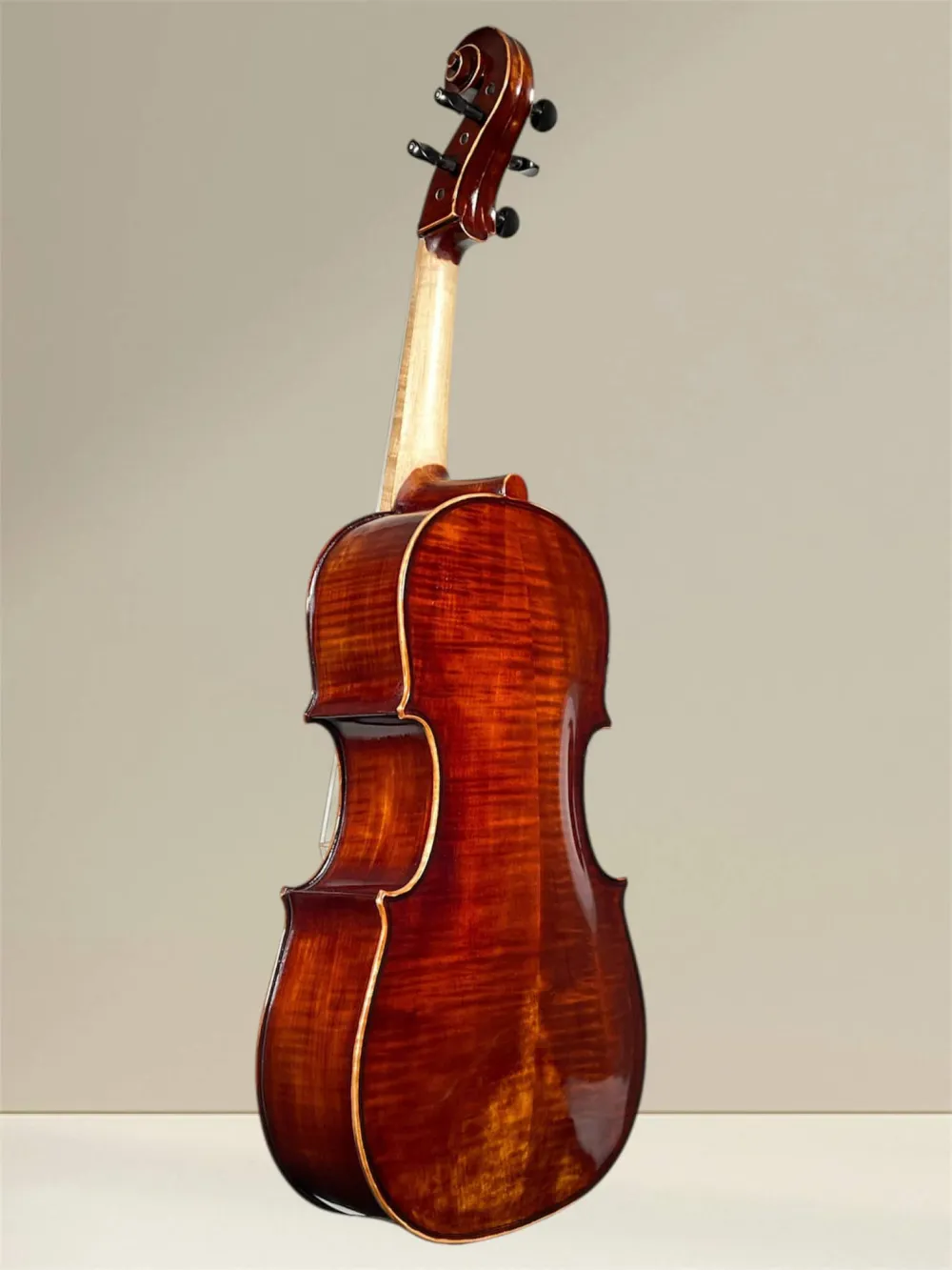 Cello da Spalla, viola Pompoza – handgefertigt von Simon Csaba 2025, Siebenbürgen – Rückansicht, seitlich Cello da Spalla, viola Pompoza – handgefertigt von Simon Csaba 2025, Siebenbürgen – Rückansicht, seitlich