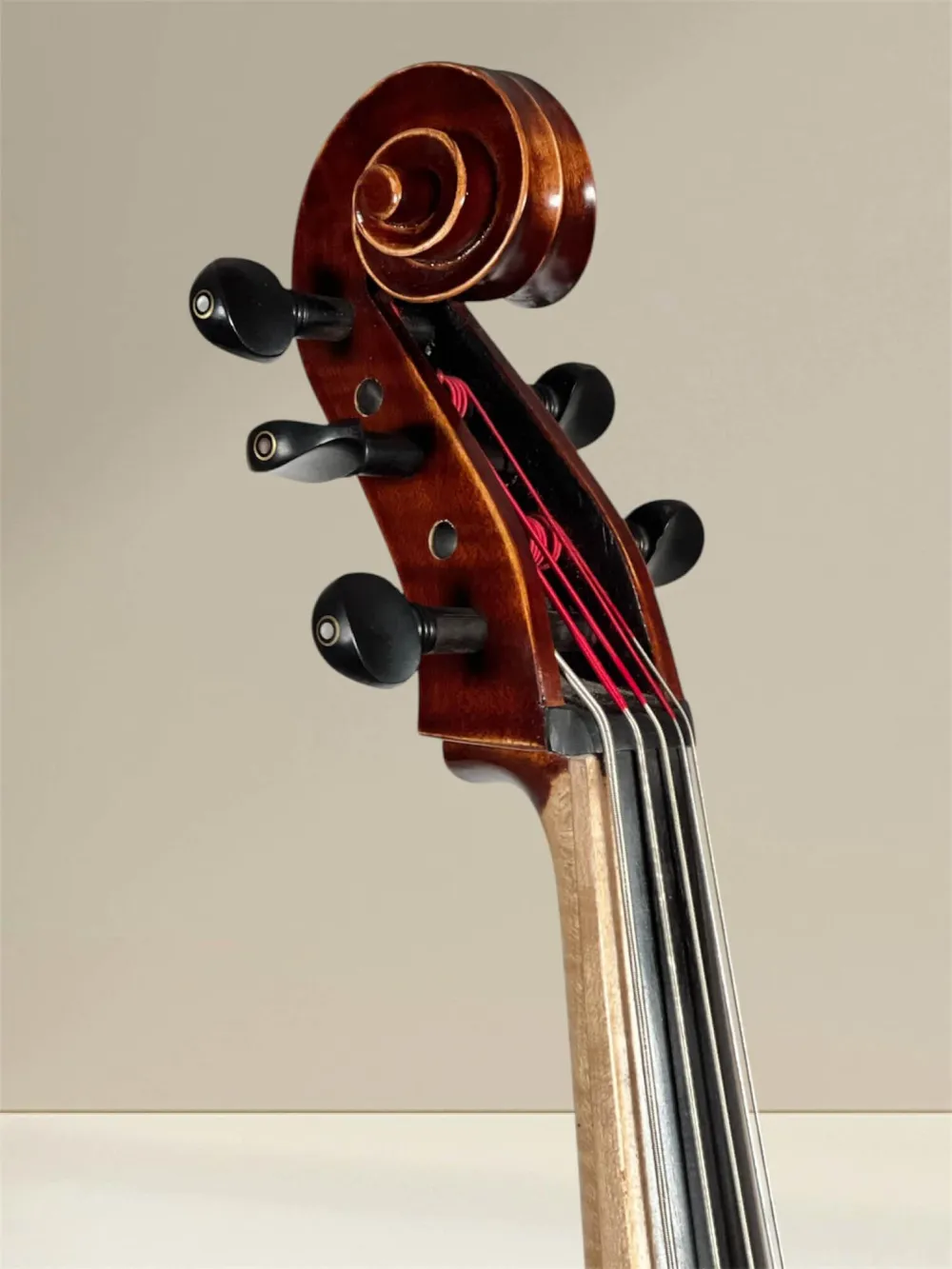 Cello da Spalla, viola Pompoza – handgefertigt von Simon Csaba 2025, Siebenbürgen – Schneckeansicht, vorne Cello da Spalla, viola Pompoza – handgefertigt von Simon Csaba 2025, Siebenbürgen – Schneckeansicht, vorne