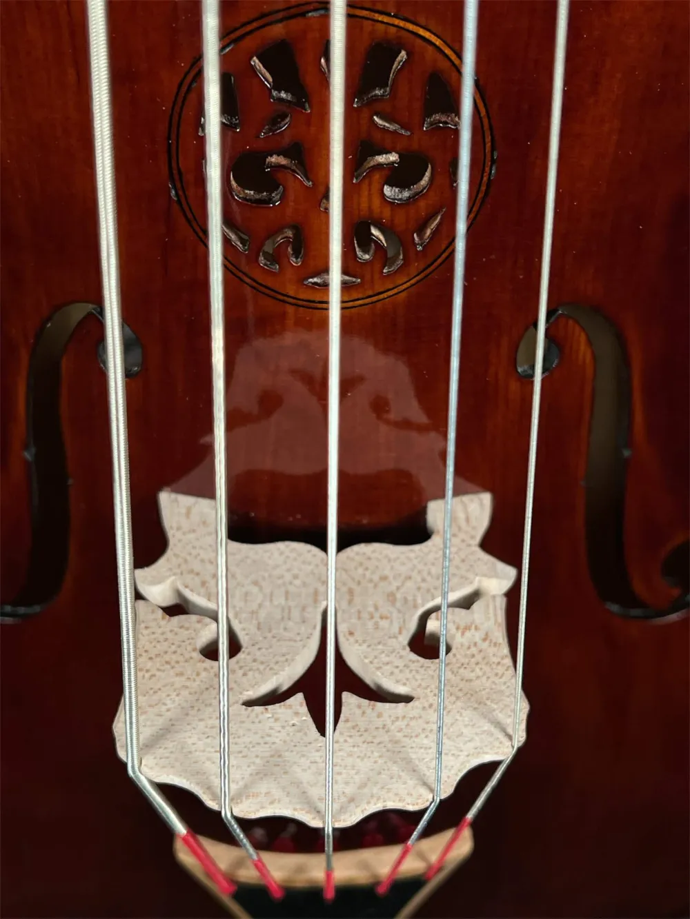 Cello da Spalla, viola Pompoza – handgefertigt von Simon Csaba 2025, Siebenbürgen – Stegansicht Cello da Spalla, viola Pompoza – handgefertigt von Simon Csaba 2025, Siebenbürgen – Stegansicht