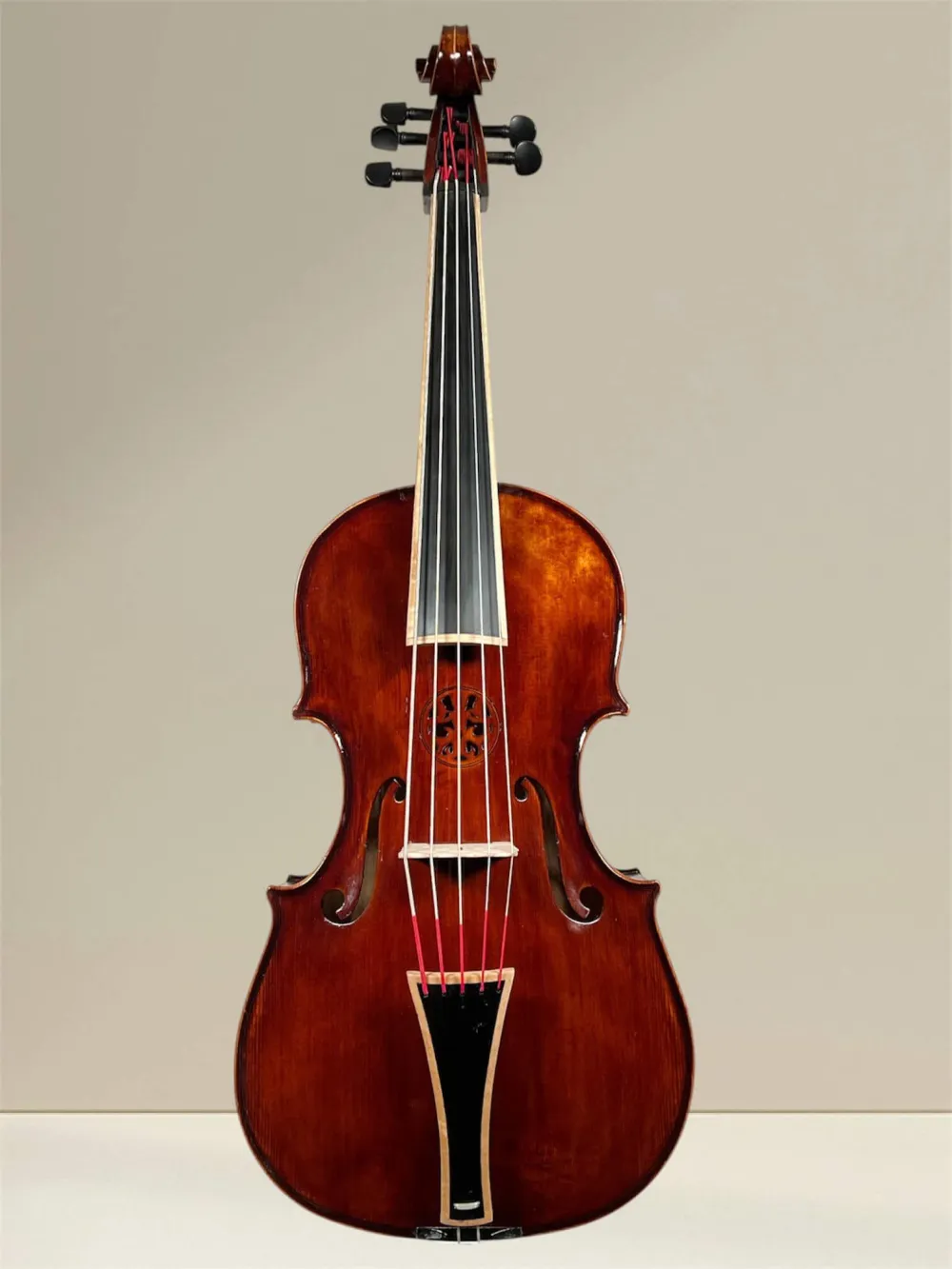 Cello da Spalla, viola Pompoza – handgefertigt von Simon Csaba 2025, Siebenbürgen – Vorderansicht Cello da Spalla, viola Pompoza – handgefertigt von Simon Csaba 2025, Siebenbürgen – Vorderansicht