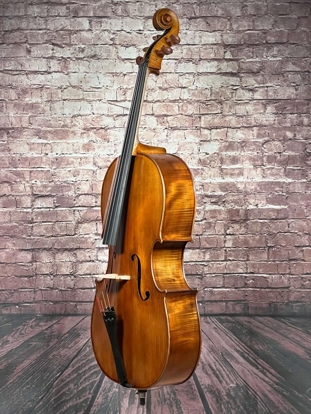 Front-seitlich-Detailansicht eines Orbán Zsolt 5-Saiter Meister Cello Handarbeit aus Ungarn 2019