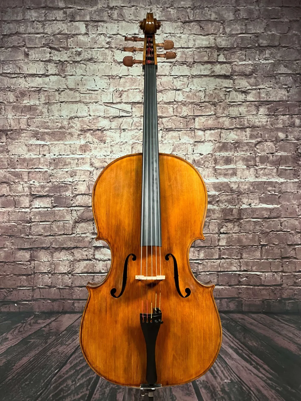 Front-Detailansicht eines Orbán Zsolt 5-Saiter Meister Cello Handarbeit aus Ungarn 2019