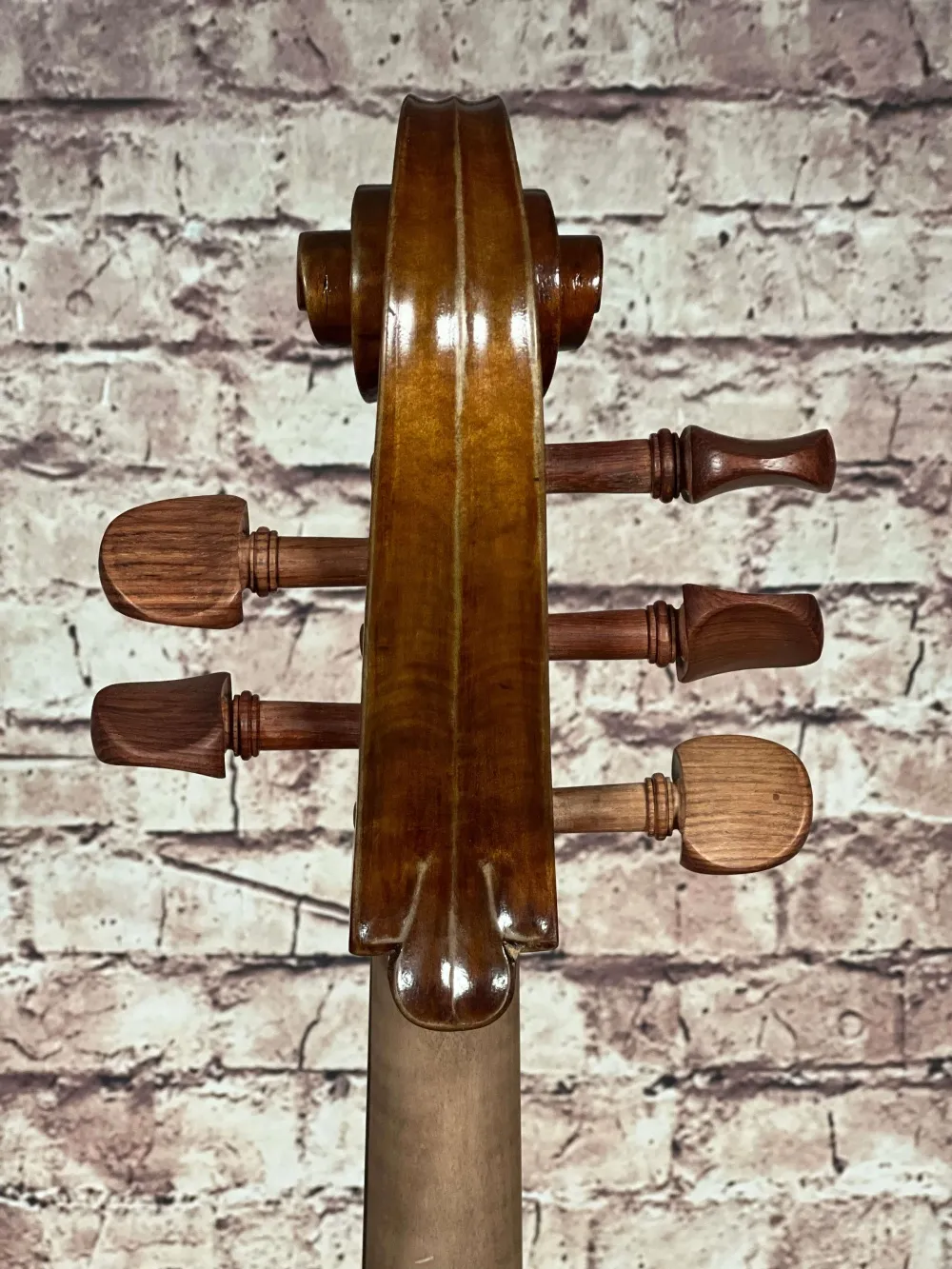 Schnecke-hinten-Detailansicht eines Orbán Zsolt 5-Saiter Meister Cello Handarbeit aus Ungarn 2019