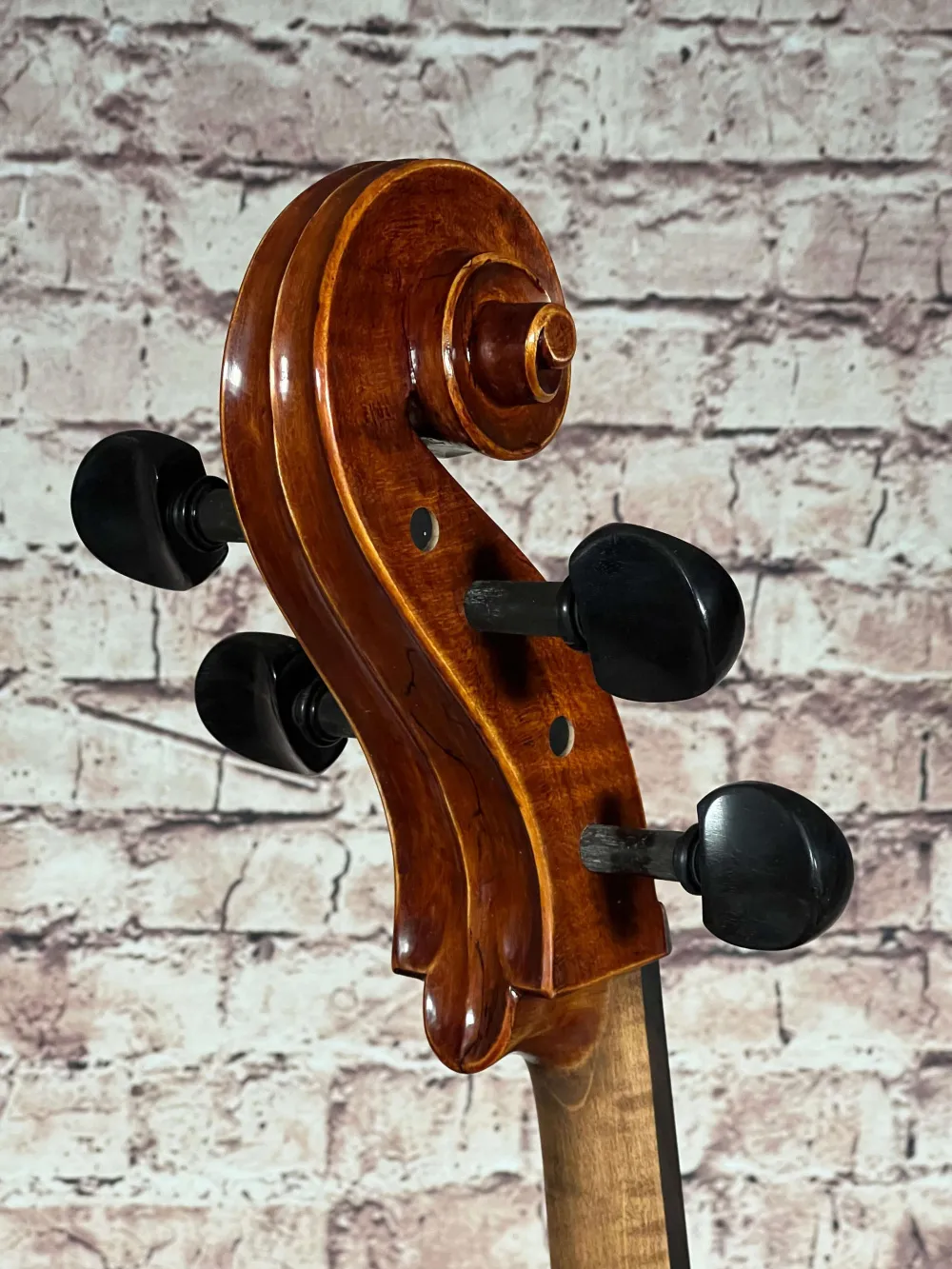 Schnecke-unten-seitlich-Detailansicht eines nicht spielfertiges Cello (Violoncello) Handarbeit 2022