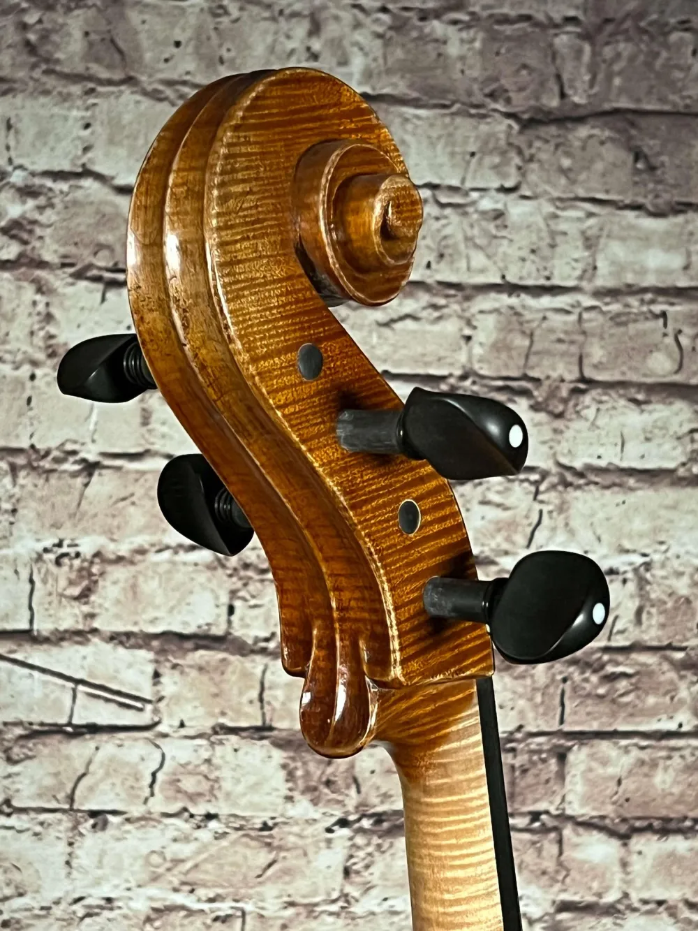 Schnecke-hinten-seitlich-Detailansicht einer Simon Joseph Amati Cello (Violoncello) Handarbeit 2019