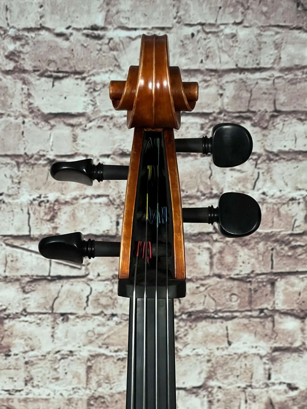 Schnecke-vorne-Detailansicht eines Stoica Alin di Bottega Cello Handarbeit aus Siebenbürgen 2022