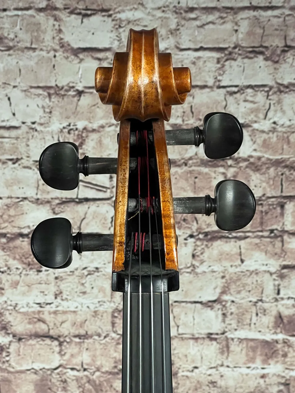 Schnecke-vorne-Detailansicht einer Simon Joseph Goffriller Cello (Violoncello) Handarbeit 2019