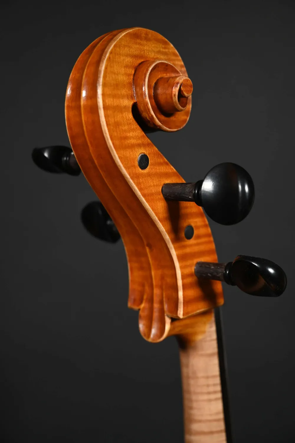 Simon Joseph 4/4 Meister Cello nach Modell nach Matteo Goffriller gebaut 2023_Schneckenansicht-hinten-seitlich