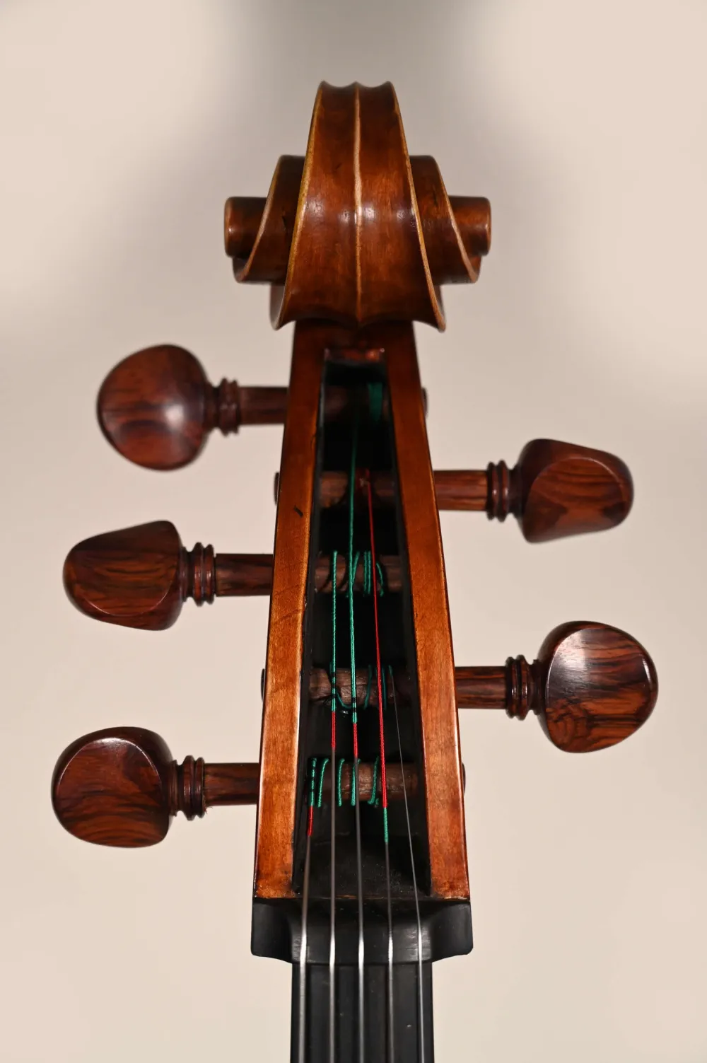 Simon Joseph 4/4 Meister Cello, Guarnerius 5Saiter Modell gebaut 2023_Schneckenansicht-vorne