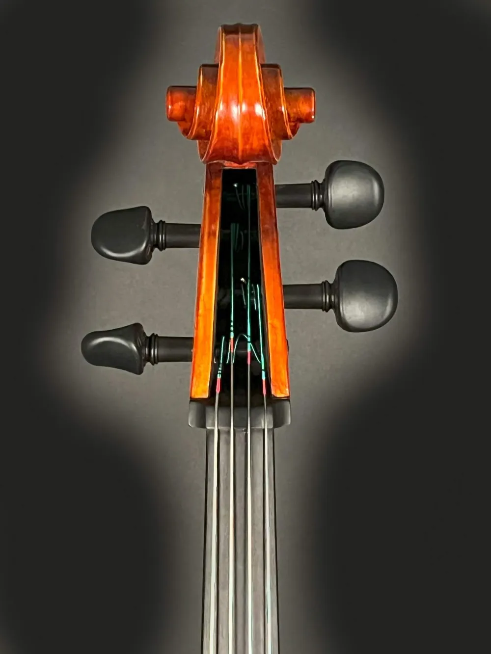 Schnecke-vorne-Detailansicht einer Simon Joseph Montagnana Cello (Violoncello) Handarbeit 2020