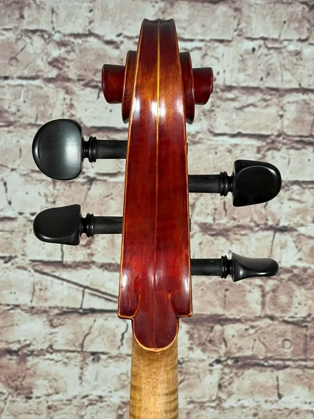 Schnecke-hinten-Detailansicht einer Simon Joseph Montagnana Cello (Violoncello) Handarbeit 2022