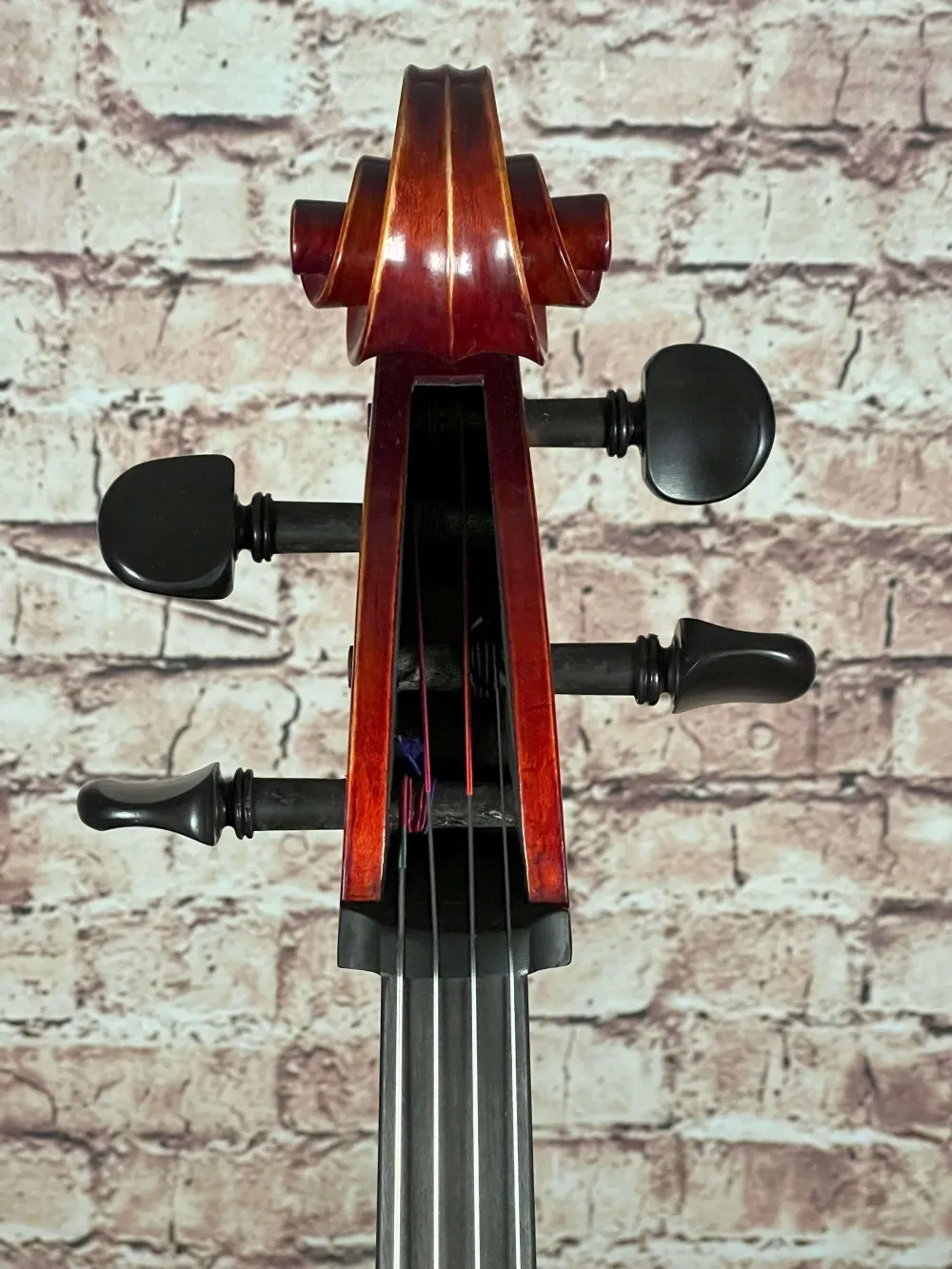 Schnecke-vorne-Detailansicht einer Simon Joseph Montagnana Cello (Violoncello) Handarbeit 2022