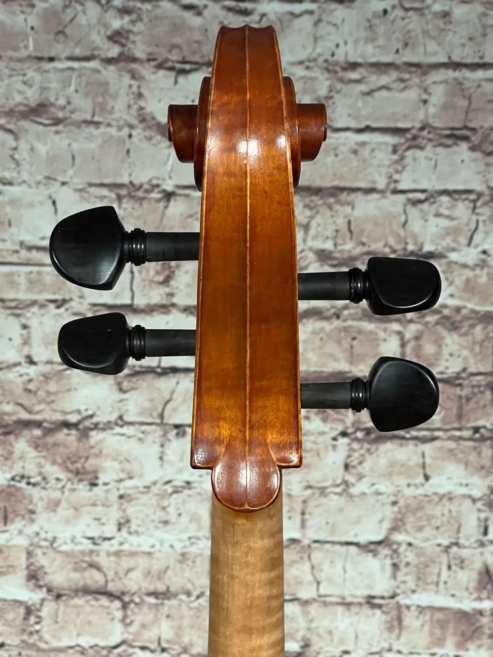 Schnecke-hinten-Detailansicht eines Harsan Mihai nach Francesco Ruggeri Cello (Violoncello) Handarbeit 2018