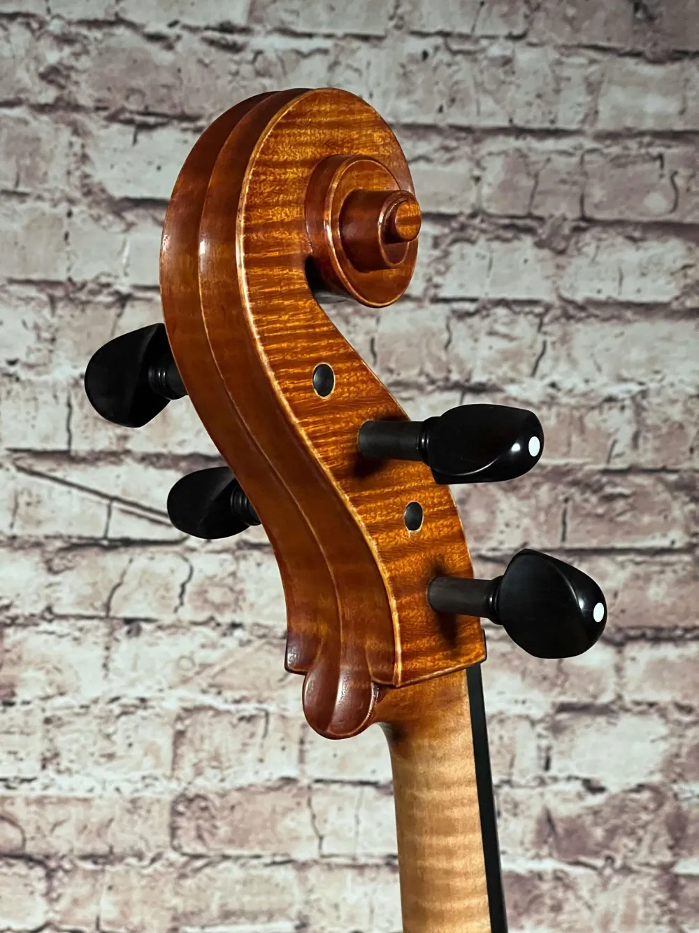 Schnecke-hinten-seitlich-Detailansicht eines Harsan Mihai nach Francesco Ruggeri Cello (Violoncello) Handarbeit 2018