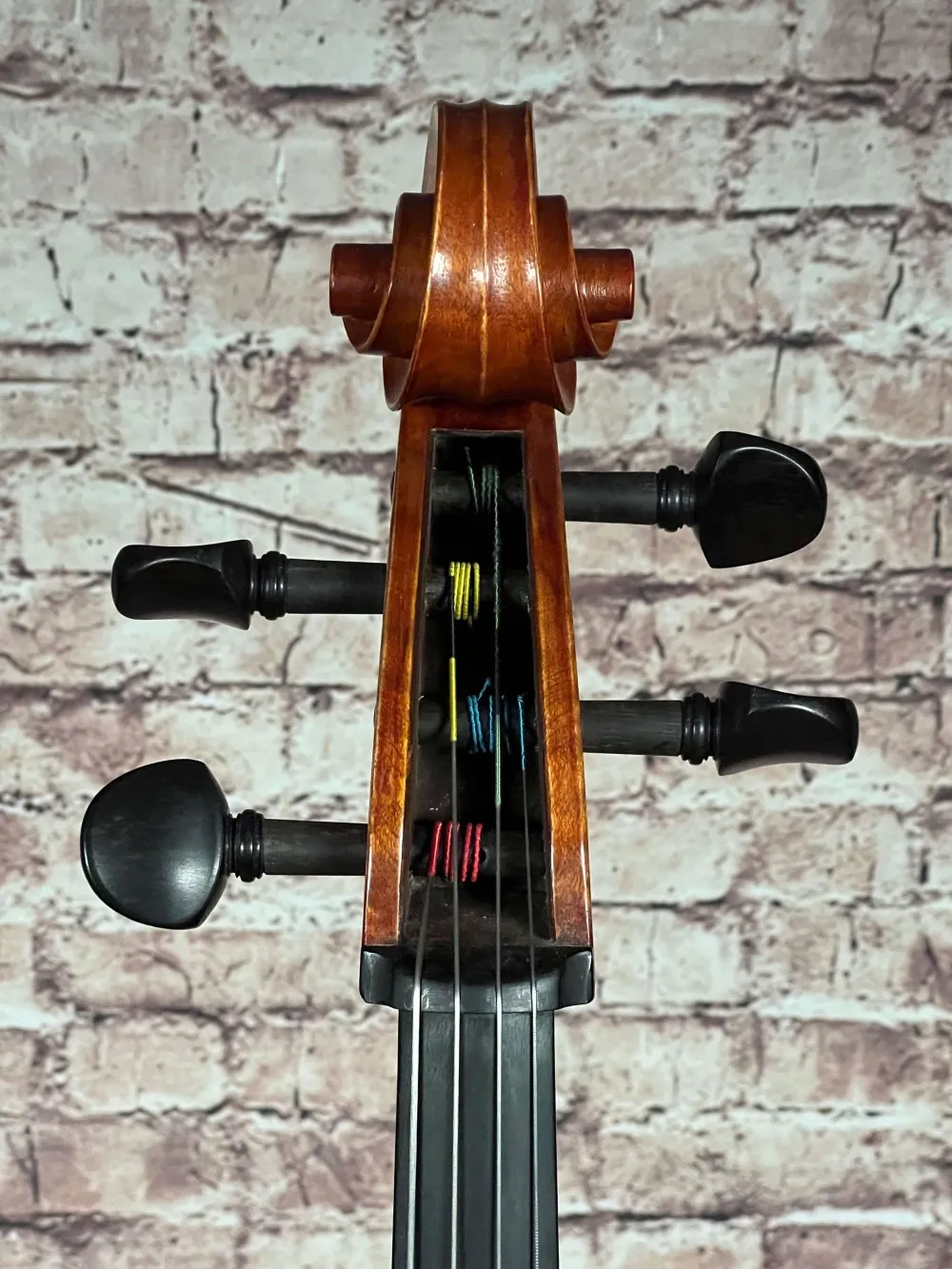Schnecke-vorne-Detailansicht eines Harsan Mihai nach Francesco Ruggeri Cello (Violoncello) Handarbeit 2018