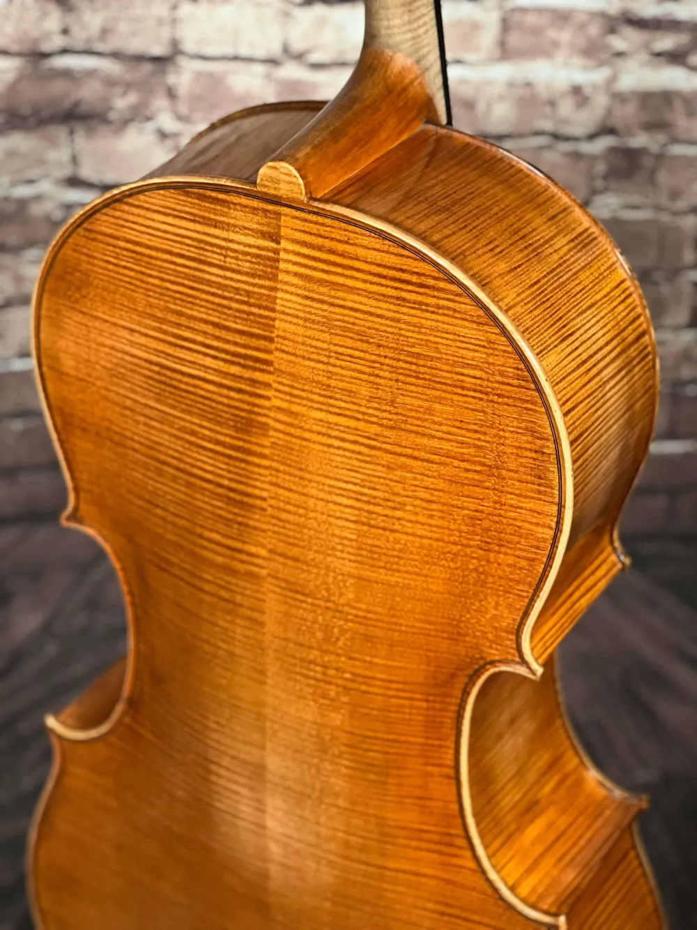 Halsansatz-hinten-Detailansicht eines Bivaj Árt Meister Cello (Violoncello) Modell STRADIVARI Handarbeit 2021