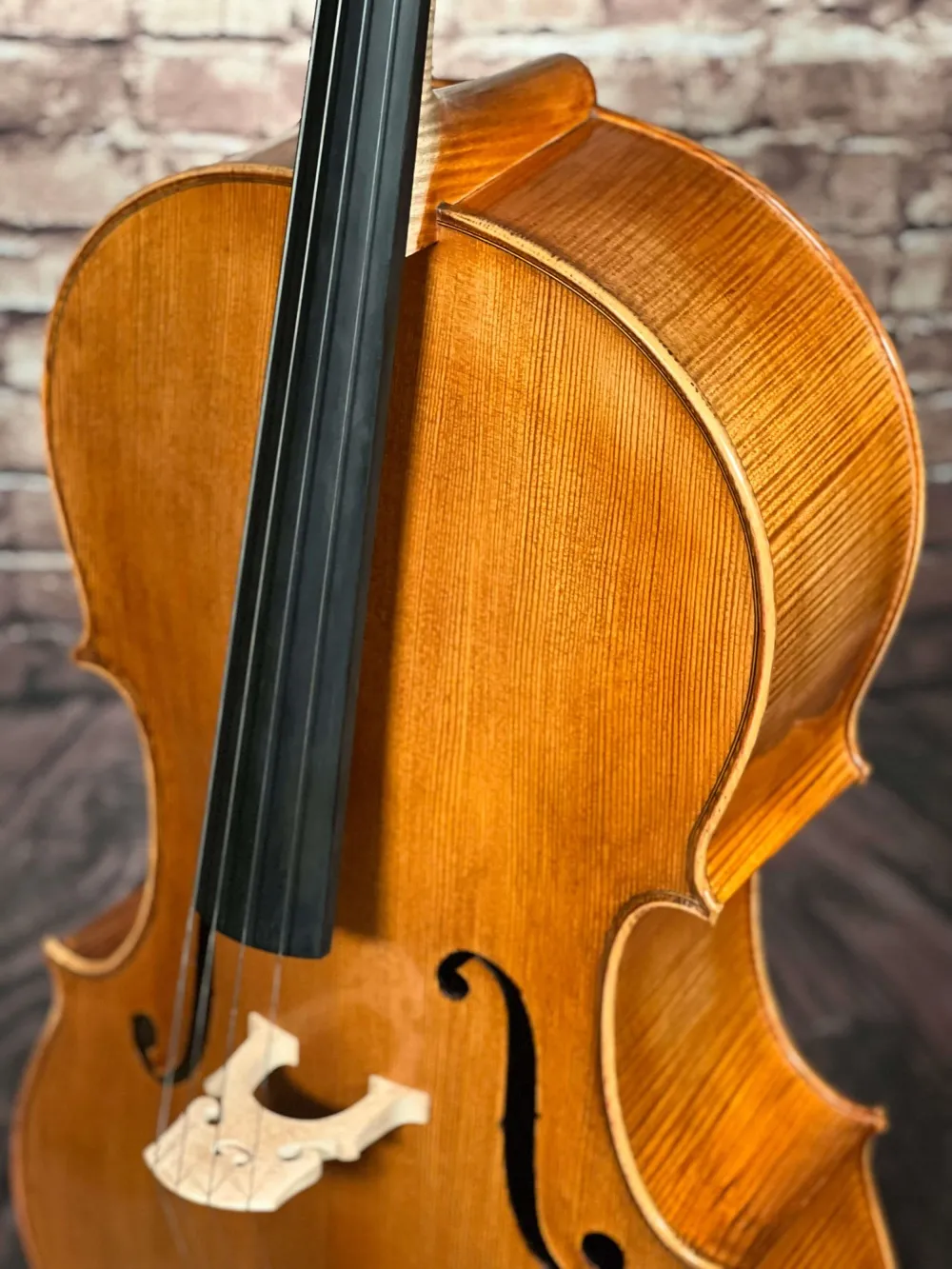 Halsansatz-vorne-Detailansicht eines Bivaj Árt Meister Cello (Violoncello) Modell STRADIVARI Handarbeit 2021