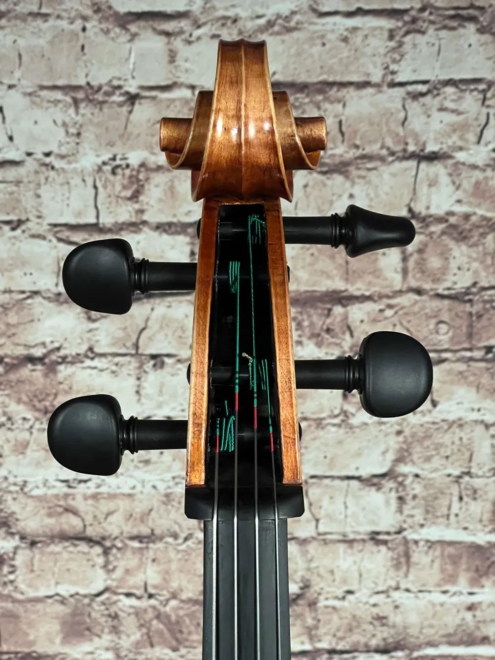 Schnecke-vorne-Detailansicht eines Bivaj Árt Meister Cello (Violoncello) Modell STRADIVARI Handarbeit 2021