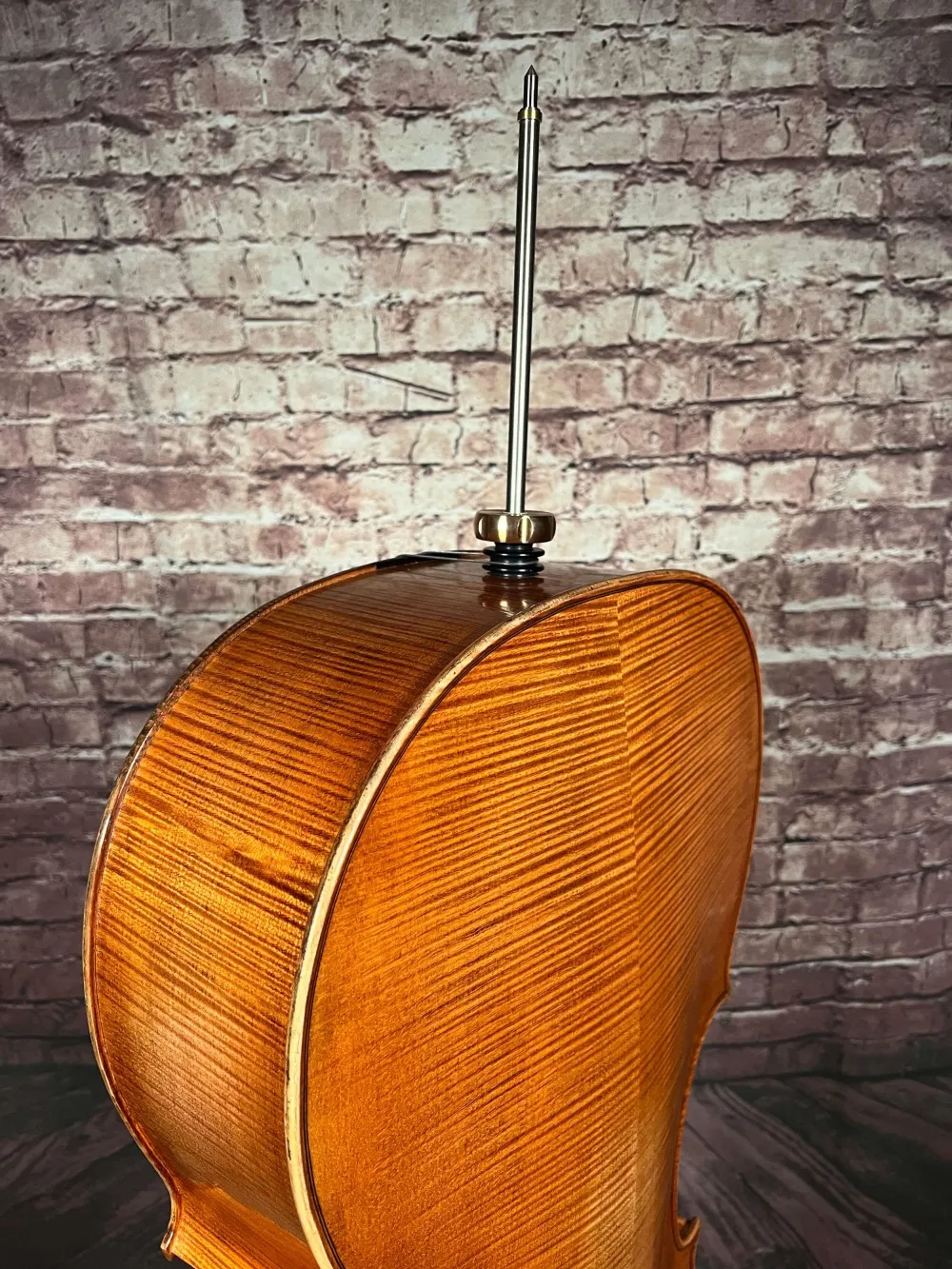 Stachel-hinten-Detailansicht eines Bivaj Árt Meister Cello (Violoncello) Modell STRADIVARI Handarbeit 2021