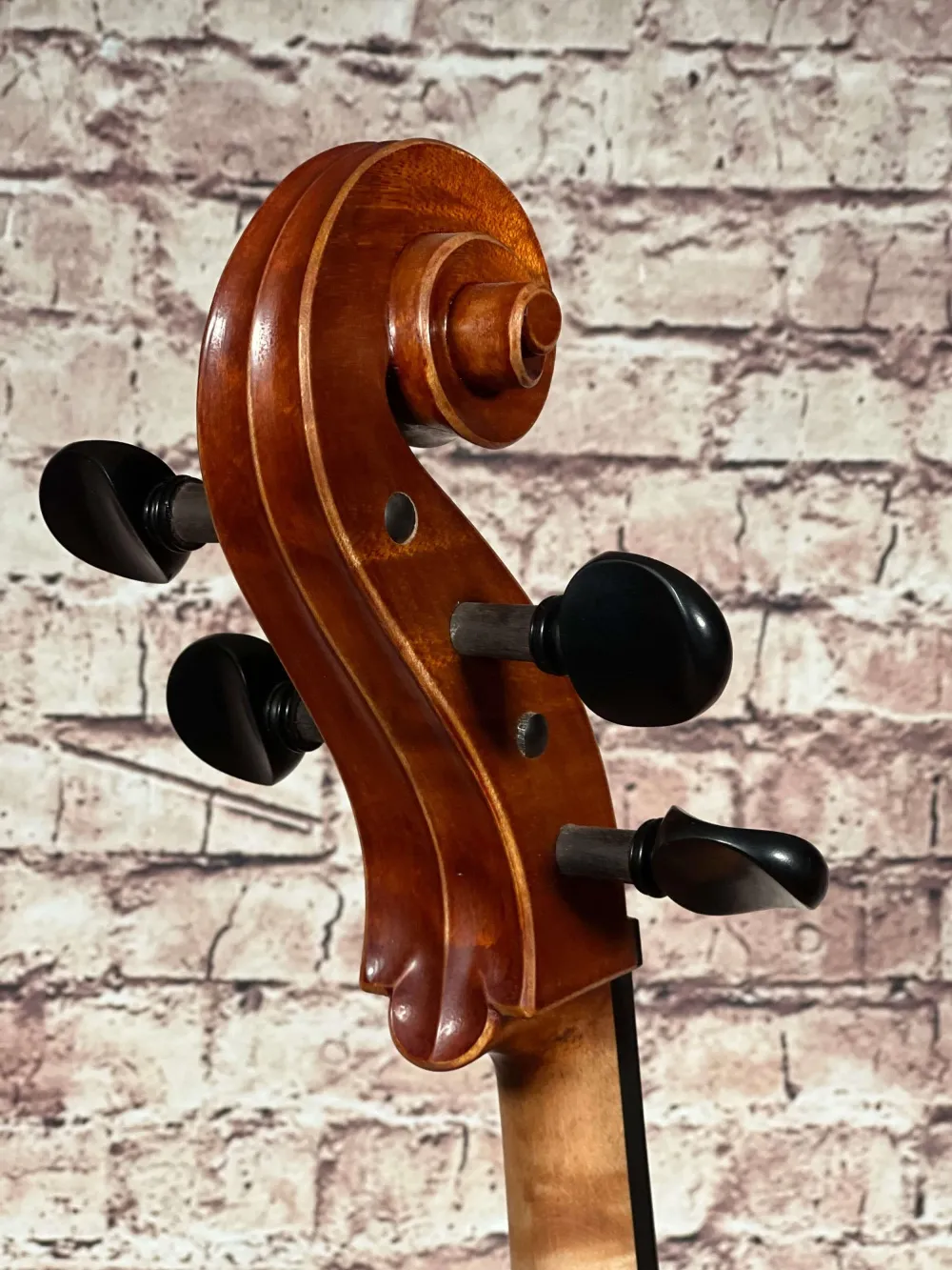 Schnecke-hinten-seitlich-Detailansicht eines Györke Francisc \"di Bottega\" Orchester Cello (Violoncello) Handarbeit 2018