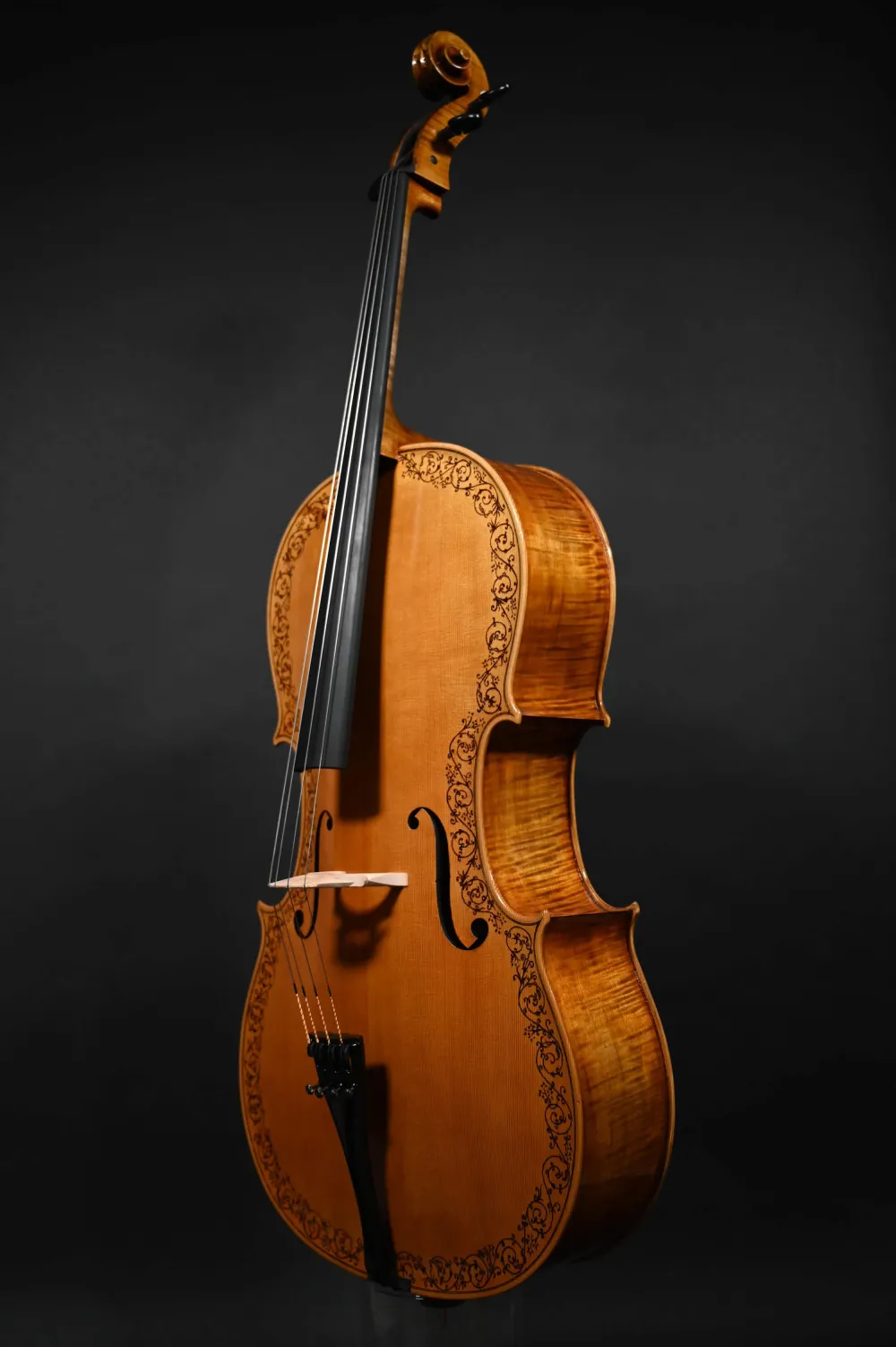 Front- Seitenansicht eines Kalas Csaba 4/4 Meister Cello (Violoncello) nach Stradivarius Handarbeit 2022